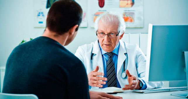 Un médico aconseja a un hombre sobre medicamentos para mejorar la potencia.