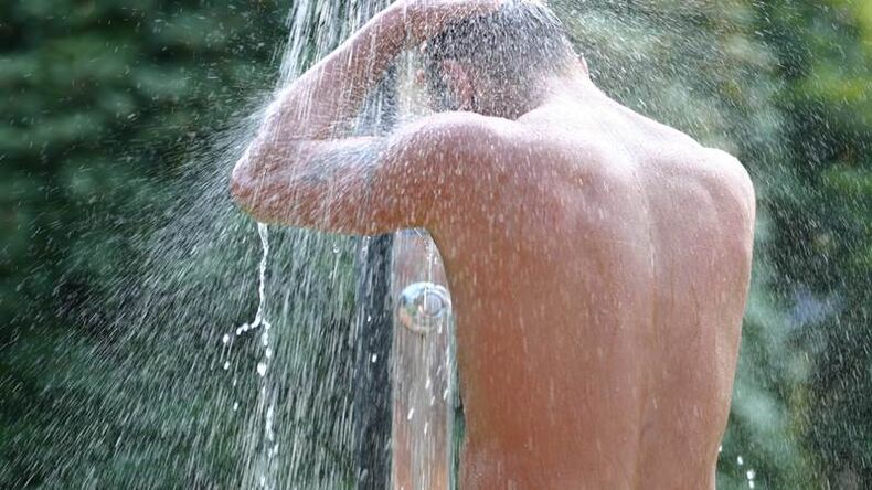 Una ducha de contraste ayuda a un hombre a animarse y aumentar la potencia. 